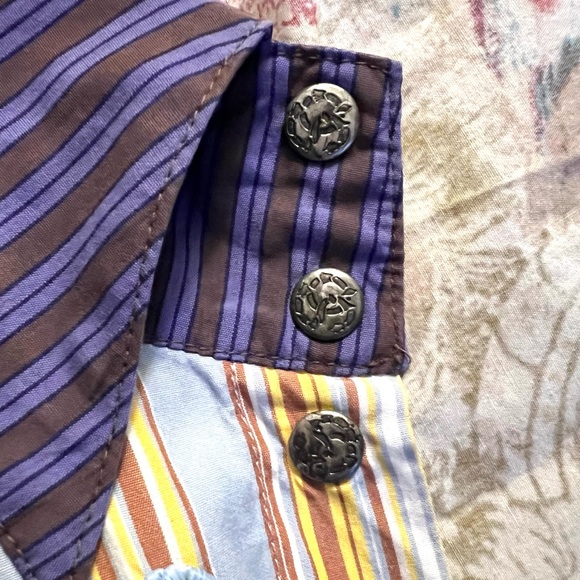 Save the Queen Top.  Snap Button Blouse.  Size Small Very chic and unique design - Picture 12 of 12